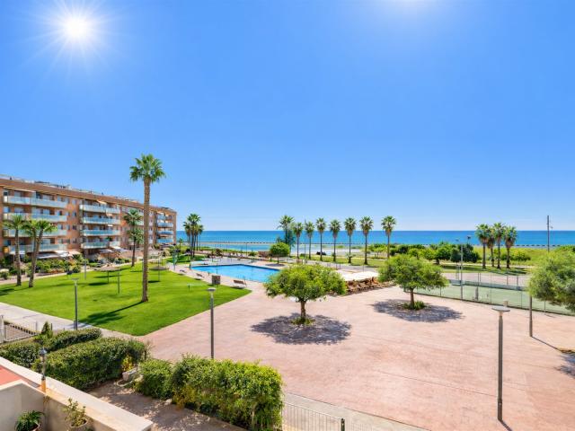 Piso en primera línea de mar en Cubelles con vistas panorámi. 113m² Cubelles