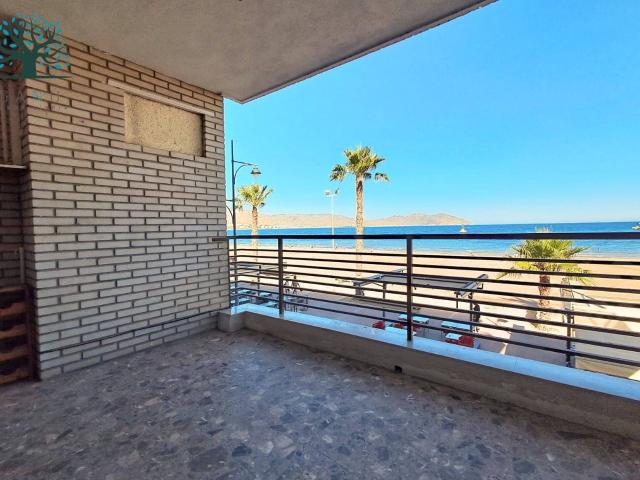 PISO EN PRIMERA LÍNEA DE PASEO MARÍTIMO