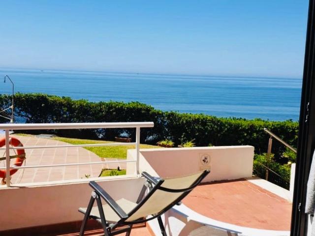 PISO EN PRIMERA LÍNEA DE PLAYA CON VISTAS AL MAR EN LA CALA DE MIJAS