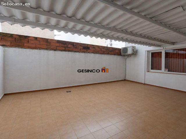 PISO EN PRIMERA PLANTA CON PATIO Y BALCÓN. CÉNTRICO!