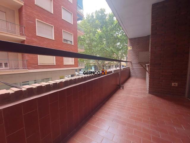 PISO EN PRIMERA PLANTA CON PATIO Y BALCÓN. CÉNTRICO!
