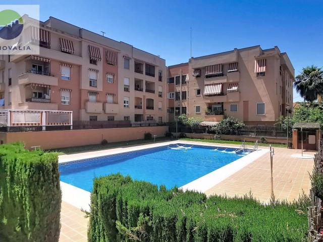Piso en residencial con piscina en Granada