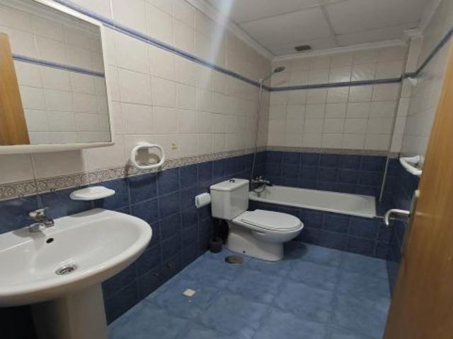 PISO EN TORREVIEJA A 50 m DEL CLUB NAUTICO, PARA ENTRAR A VIVIR