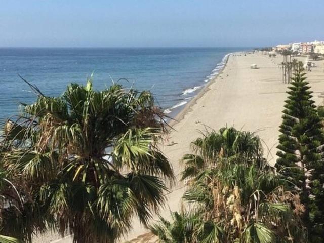 ¡PISO EN VENTA A POCOS MINUTOS DE LA PLAYA Y DEL PUERTO!