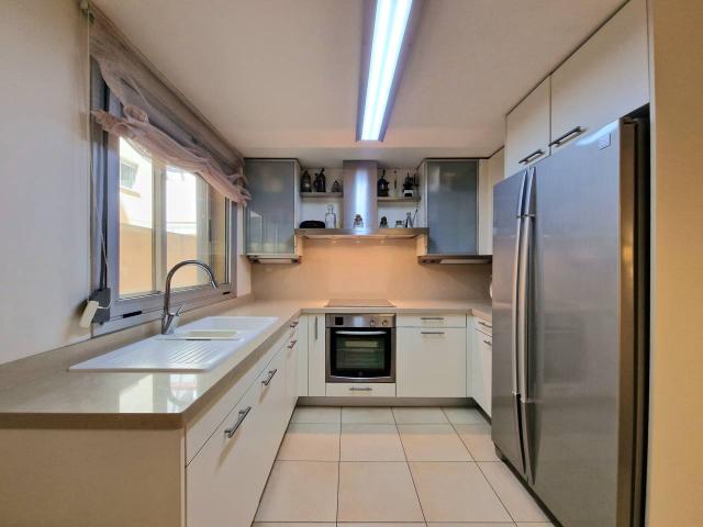 Piso en venta con 240 m2, 4 dormitorios en Benalúa Alicante