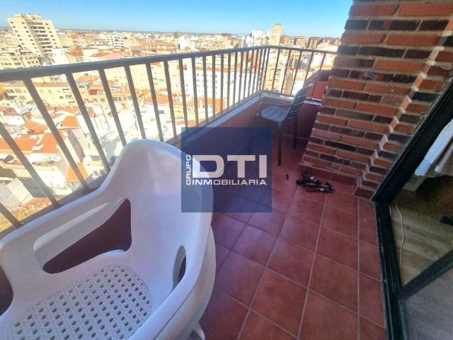Se vende luminoso piso de 3 habitaciones con garaje, a 5 minutos del centro. Albacete
