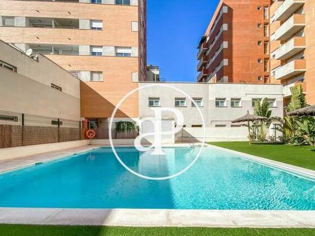 Piso en venta de 3 dormitorios con piscina y jardín en Residencial
