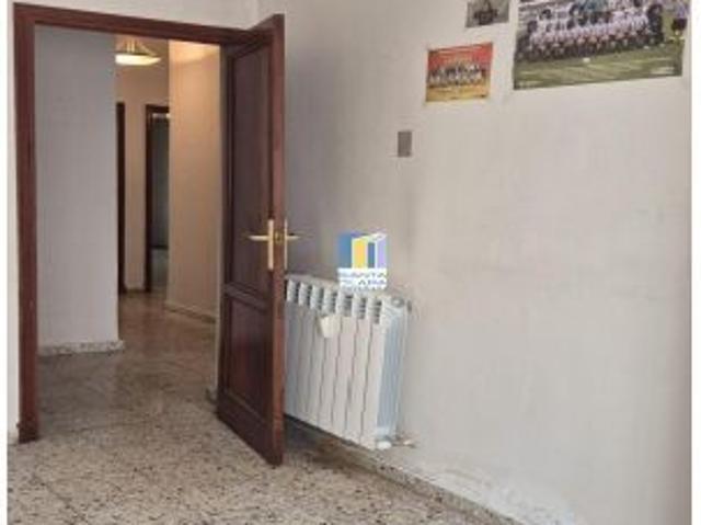 PISO EN VENTA DE 4 DORMITORIOS Y 2 BAÑOS EN ZONA TRES CRUCES, ZAMORA