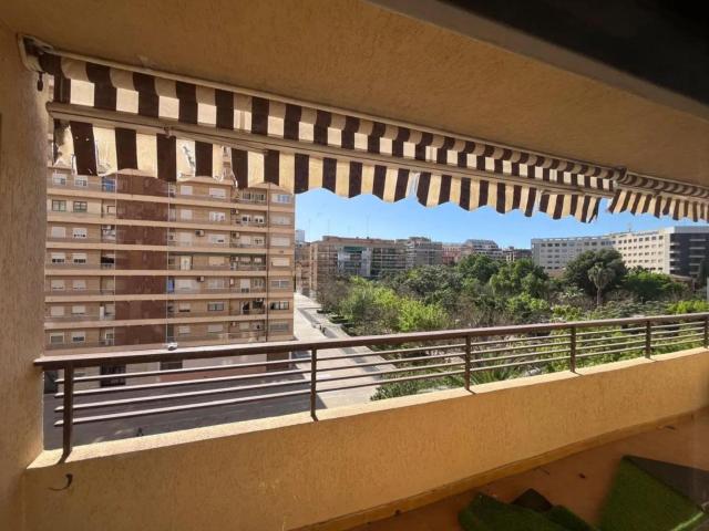 Piso en Venta Exterior de 4 Habitaciones con Garaje en Campanar