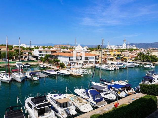 Piso en Venta en Muga Gran Reserva Badia