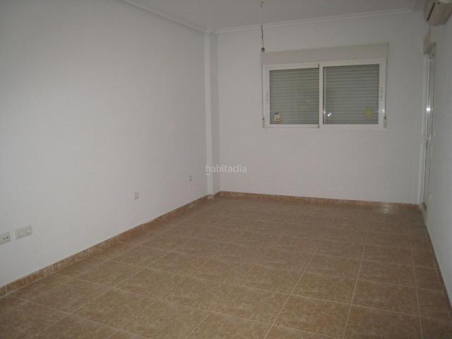 Piso en venta en Mutxamel, Centro. ZONA CENTRO.Vivienda de 107 m2 útiles, ubicada en una zona tranquila con todos los servicios muy próximos.Distribuida en Salóncome. Pisos.