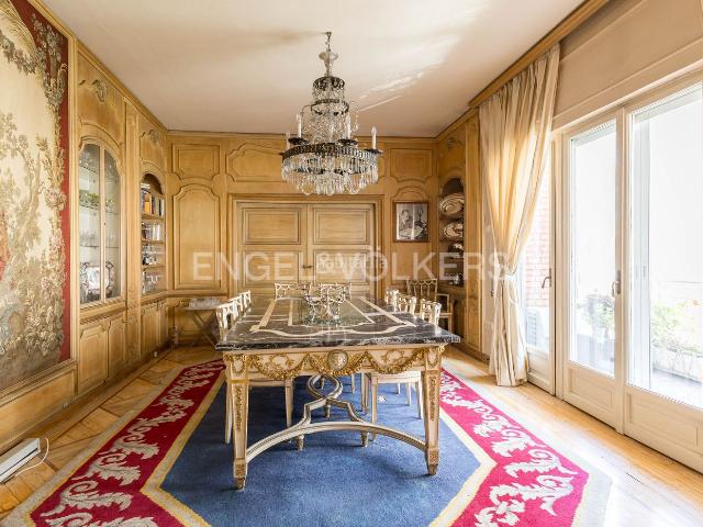 Piso en venta en Madrid, Trafalgar. Espectacular propiedad a reformar con garajes junto a la plaza de Chamberí. Pisos.