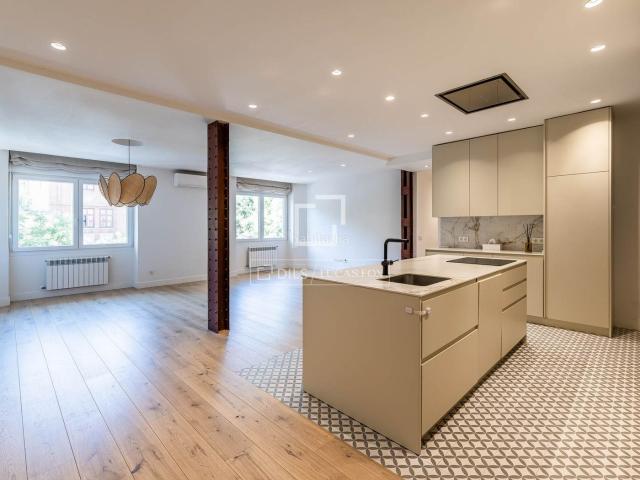 Piso en venta en Madrid, Trafalgar. Piso en excelentes condiciones de 4 dormitorios en venta en Trafalgar, Madrid. Pisos.