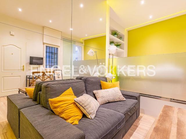 Piso en venta en Madrid, Universidad Malasaña. Estupendo apartamento interior amueblado y equipado en Universidad. Pisos.