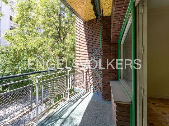 Piso en venta en Madrid, Universidad Malasaña. Exclusiva Propiedad con Terraza y Gran Potencial en Conde Duque Argüelles. Pisos.