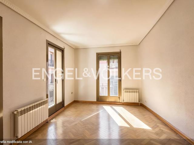 Piso en venta en Madrid, Universidad Malasaña. Oportunidad para reformar con 4 Balcones en Conde Duque. Pisos.