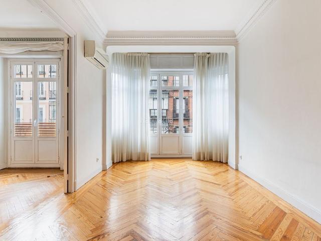 Piso en venta en Madrid, Universidad Malasaña. Piso a reformar a unos metros de Gran Vía. Pisos.