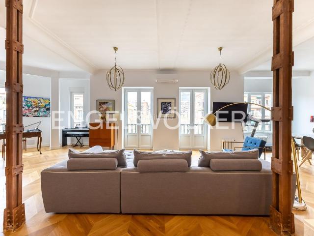 Piso en venta en Madrid, Universidad Malasaña. Piso con 4 balcones más 5 ventanas en esquina frente a la Plaza Conde Del Valle Súchil. Pisos.