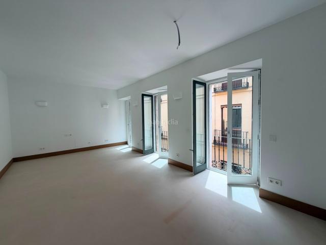 Piso en venta en Madrid, Universidad Malasaña. VIVIENDA EXTERIOR CON BALCONES. Pisos.