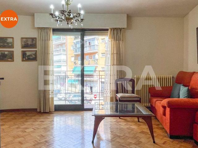 Piso en venta en Madrid, Valdeacederas. Excelente oportunidad de piso luminoso con 2 Terrazas para vivir o invertir, en la zona de Valdeacederas, Tetuan. Pisos.