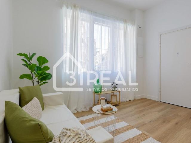 Piso en venta en Madrid, Valdeacederas. Pisos.