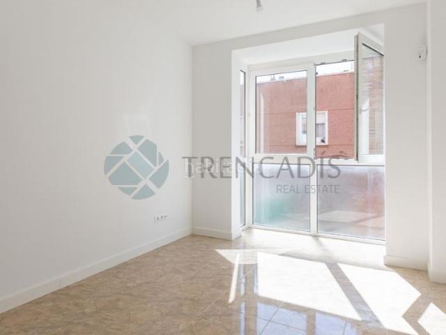 Piso en venta en Madrid, Valdeacederas. Recién REFORMADO ! Muy luminoso !Vivienda de 71 m RECIÉN REFORMADA a estrenar a la venta en el barrio de Valdeacederas, Madrid.La. Pisos.