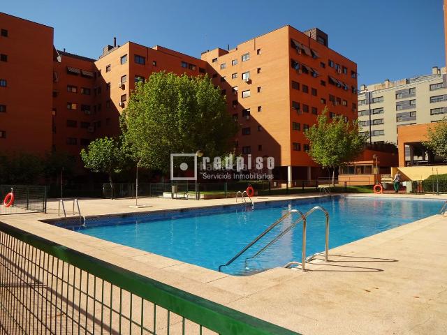 Piso en venta en Madrid, Valdebernardo Valderribas. PISO DE 4 DORMITORIOS EN RENTA LIBRE VALDERRIVAS. URB. CON PISCINA. Pisos.
