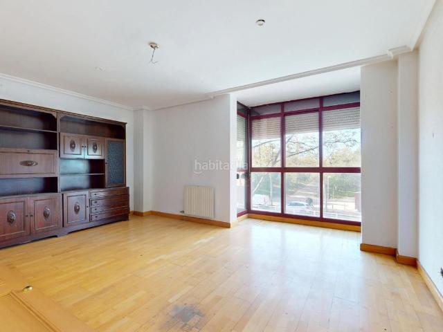 Piso en venta en Madrid, Valdebernardo Valderribas. Piso en subasta de 3 dormitorios, 2 baños, piscina, garaje y trastero. Pisos.
