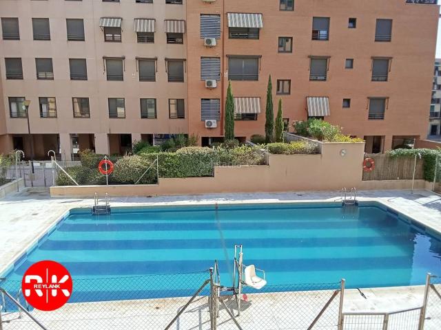 Piso en venta en Madrid, Valdebernardo Valderribas. VICÁLVARO VALDEBERNARDO CALLE LOS GALLEGOS ESPECTACULAR VIVIENDA DE ESQUINA Y EXTERIOR EN URBANIZACIÓN CERRADA CON PISCINA. Pisos.