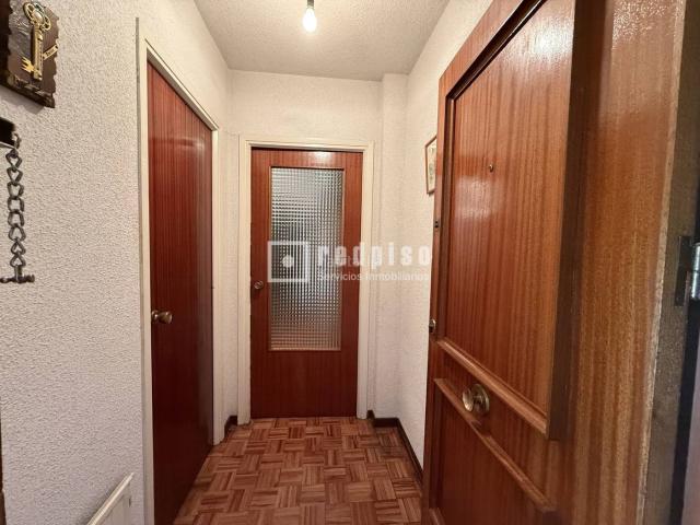 Piso en venta en Madrid, Ventas. Piso en San Emilio junto con parking privado. Pisos.