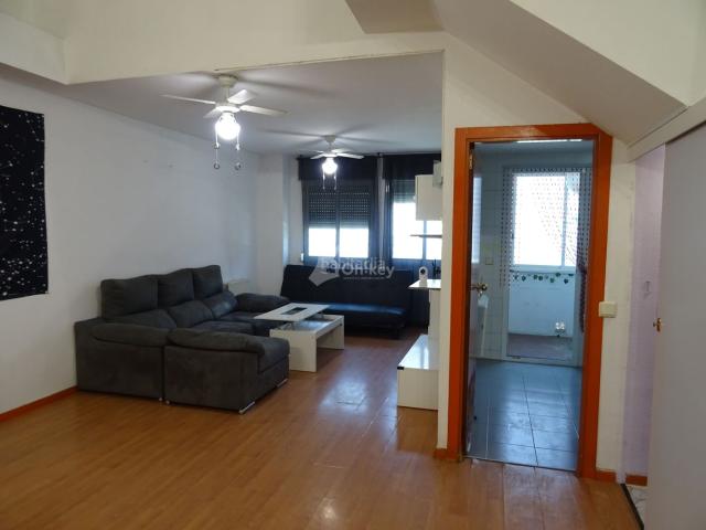 Piso en venta en Madrid, Villaverde Alto. Dúplex de 2 habitaciones con garaje en Villaverde Alto. Pisos.