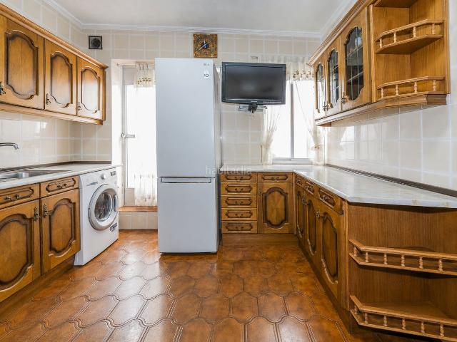 Piso en venta en Madrid, Vista Alegre. Grupo inmobiliario Ares, vende vivienda de 128 m² para actualizar en la calle General Ricardos. Pisos.