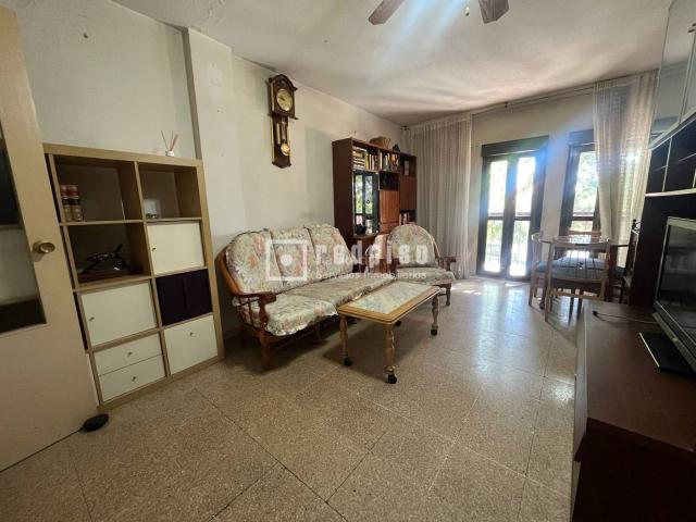 Piso en venta en Madrid, Vista Alegre. ESPACIOSO PISO DE 3 HABITACIONES EN ZONA BIEN COMUNICADA. Pisos.