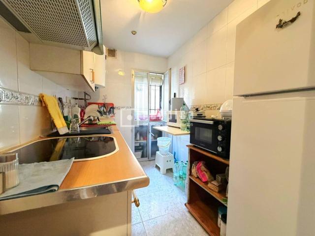 Piso en venta en Madrid, Vista Alegre. Piso en venta situado en una zona bien comunicada, próximo al metro de Vistalegre y varias líneas de autobús. Pisos.