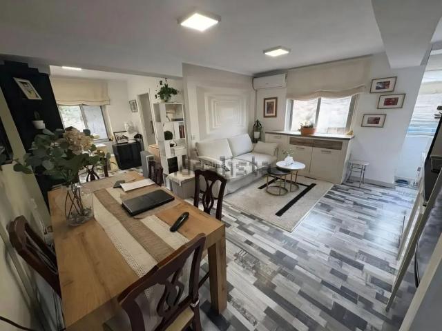 Piso en venta en Madrid, Zofío. 3 dormitorios ahora 2 reformado ascensor aire al lado del metro. Pisos.