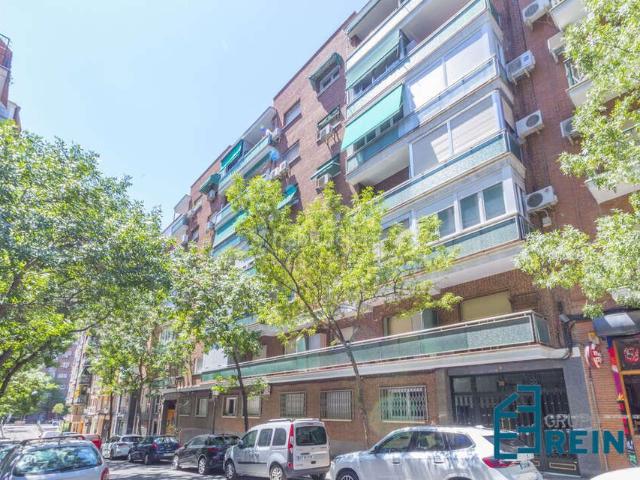 Piso en venta en Madrid, Acacias. OPORTUNIDAD DE INVERSIÓN! APARTAMENTO EN LA CALLE MARTIN DE VARGAS, CON 44 METROS CUADRADOS EN UNA GRAN FINCA. Pisos.