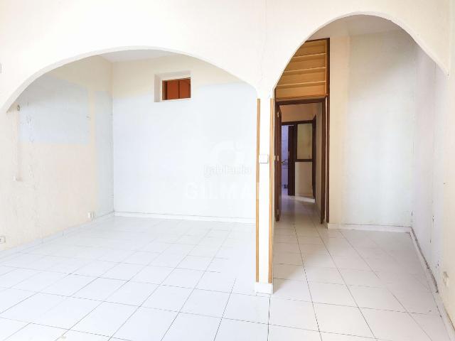 Piso en venta en Madrid, Acacias. Oportunidad en Ronda de Toledo vivienda con gran potencial de reformaSe ofrece vivienda situada en Ronda de Toledo, en una ubicac. Pisos.