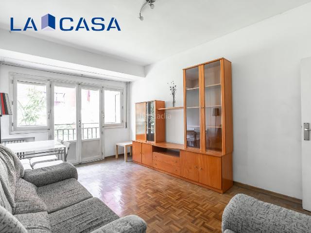 Piso en venta en Madrid, Acacias. Amplia vivienda con garaje y trastero en una de las mejores zonas de Arganzuela. Pisos.