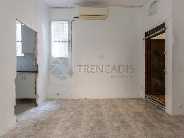 Piso en venta en Madrid, Acacias. Excelente ubicación !Vivienda de 49 m para reformar a la venta en el céntrico barrio de Acacias, Madrid.La vivienda está distribui. Pisos.