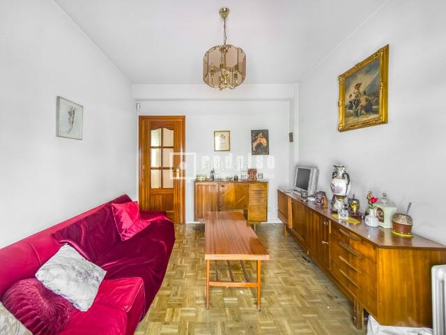 Piso en venta en Madrid, Acacias. Redpiso Santa María de la Cabeza vende en exclusiva piso para reformar con gran potencial en Calle Peñuelas, Madrid. Pisos.