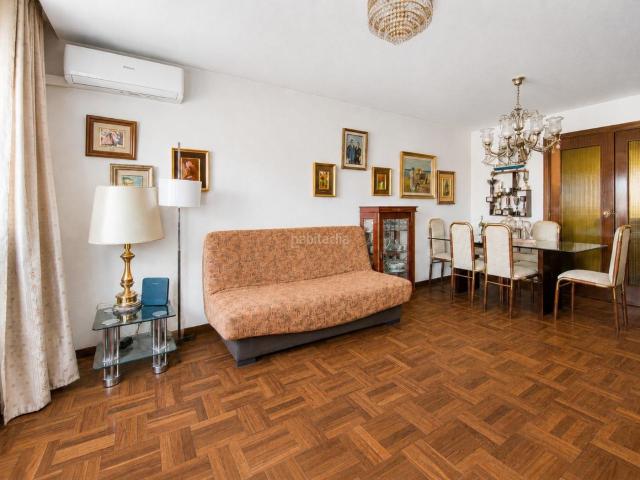 Piso en venta en Madrid, Adelfas. Exclusiva vivienda exterior con terraza, garaje, trastero, piscina y vistas abiertas, lo que la hace única. Pisos.