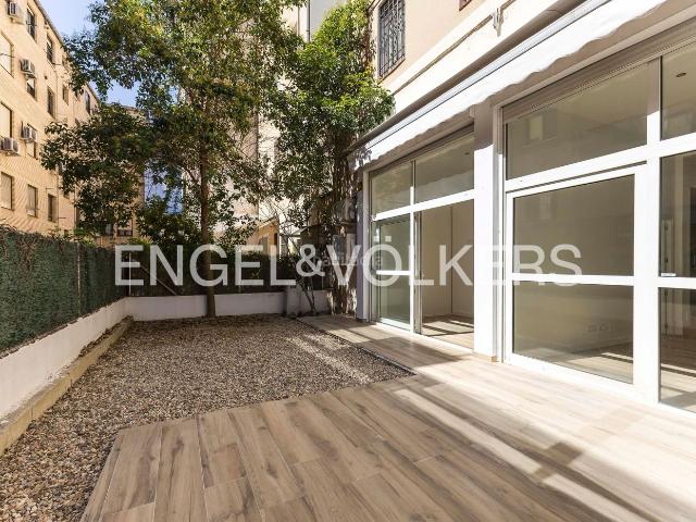 Piso en venta en Madrid, Adelfas. Luminoso bajo con gran terraza en Adelfas. Pisos.