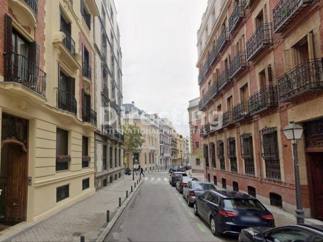 Piso en venta en Madrid, Almagro. AMPLIO Y ELEGANTE PISO DE LUJO CON POTENCIAL DE REFORMA EN EL BARRIO DE SALAMANCA, MADRID. Pisos.