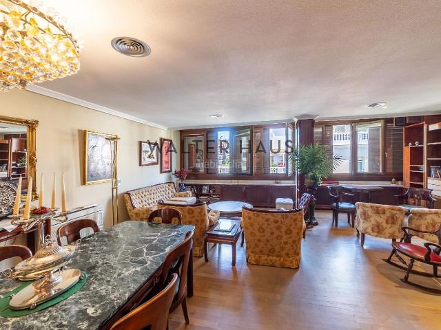 Piso en venta en Madrid, Almagro. Piso a reformar con dos plazas de garaje en venta en Almagro, Madrid. Pisos.