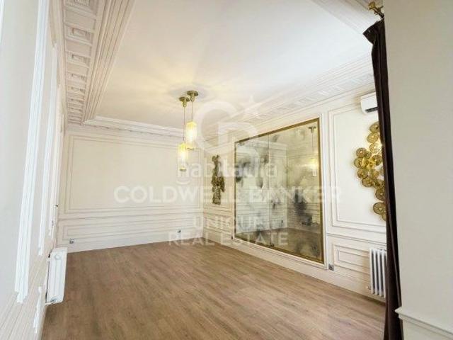 Piso en venta en Madrid, Almagro. Piso de dos dormitorios en finca única y espectacular en Almagro, Madrid. Pisos.