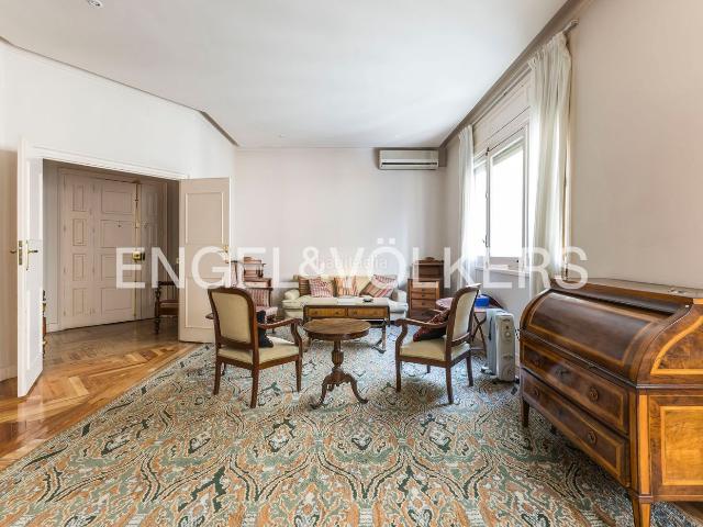 Piso en venta en Madrid, Almagro. Piso especial en la mejor finca de Almagro. Pisos.