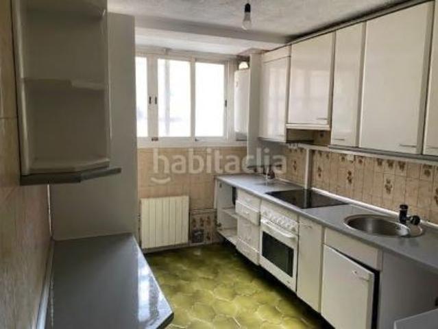 Piso en venta en Madrid, Almendrales. Excelente oportunidad para adquirir un piso en venta en Madrid, en el barrio de Almendrales a 160 metros de la parada de METRO de. Pisos.