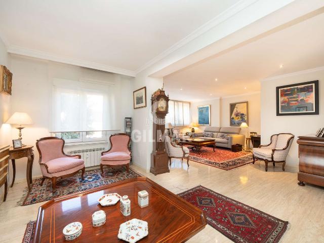 Piso en venta en Madrid, Alameda de Osuna. Esta magnífica vivienda está situada en Alameda de Osuna, una de las zonas residenciales más valoradas de Madrid por su calidad de. Pisos.