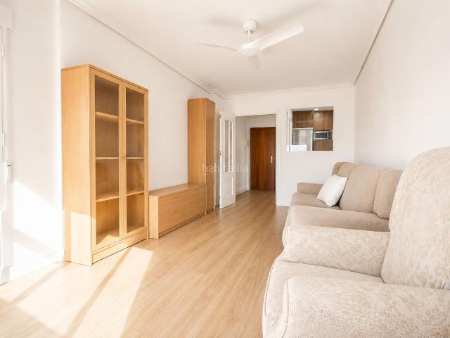 Piso en venta en Madrid, Aluche. Se vende reformado con materiales de primera calidad. Pisos.