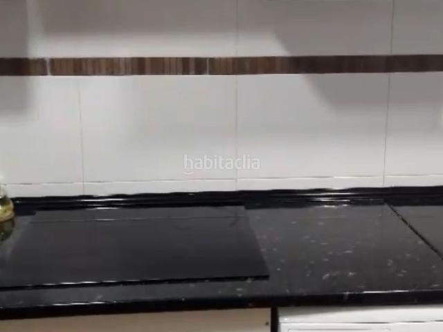 Piso en venta en Madrid, Aluche. Piso de 2 dormitorios y 2 baños con garaje en edificio con ascensor. Pisos.